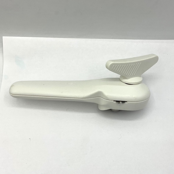 Pampered Chef Can Opener White - Picture 1 of 2